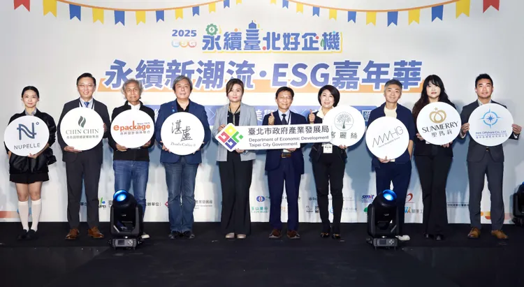 产业局吴欣珮副局长与受ESG转型辅导中小企业合影。
