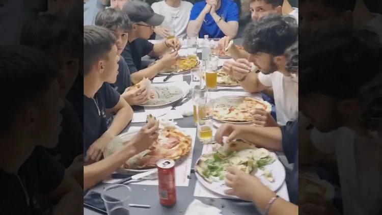 業者過去分享的影片顯示，顧客們都是一人吃一個披薩。翻攝自網路