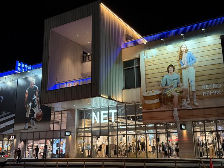 阿嬤行動不便「只能在門口看」　NET店員1舉動暖爆百萬人！