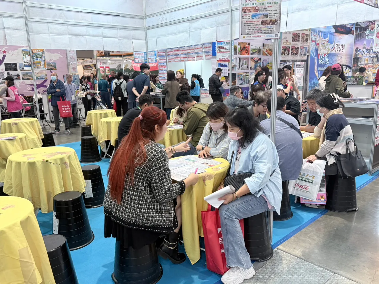 許多民眾都來現場搶好康，詢問出遊住宿事宜，氣氛相當熱烈。莊曜聰攝