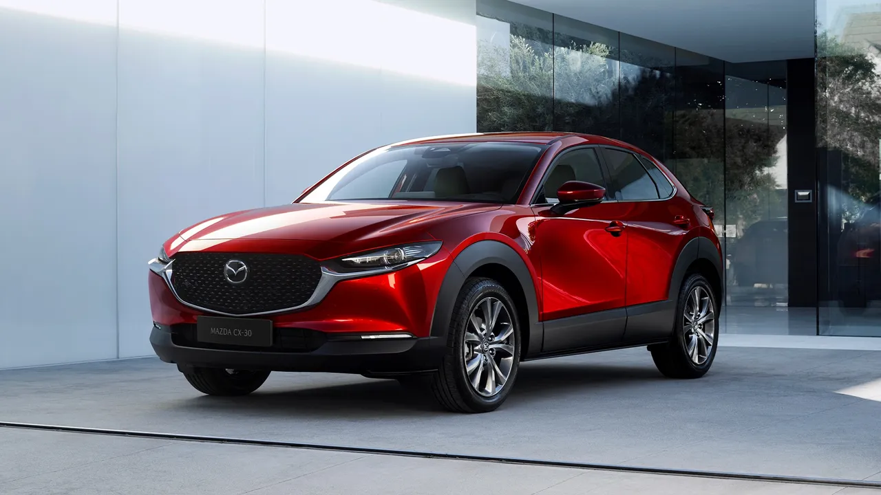 CX-30从20S Ace Edition起即搭载10.25吋中控萤幕，而顶规20S Signature则新增「驾驶面部侦测摄影机」及「前方横向车流警示功能（FCTA）」。原厂照片