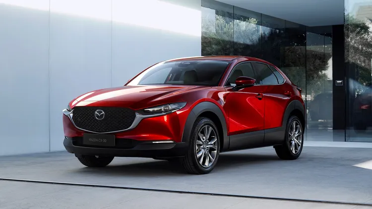 CX-30從20S Ace Edition起即搭載10.25吋中控螢幕，而頂規20S Signature則新增「駕駛面部偵測攝影機」及「前方橫向車流警示功能（FCTA）」。原廠照片