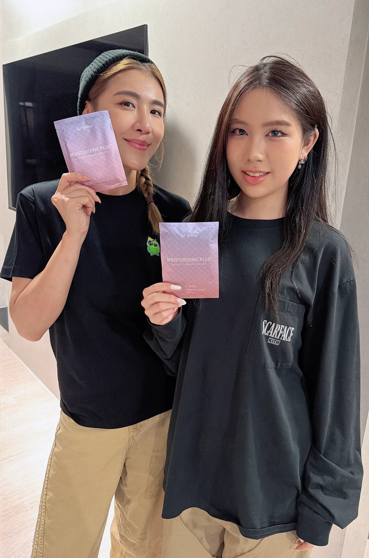 小禎（左）和18歲女兒Emma都愛W.SHOW面膜。品牌提供