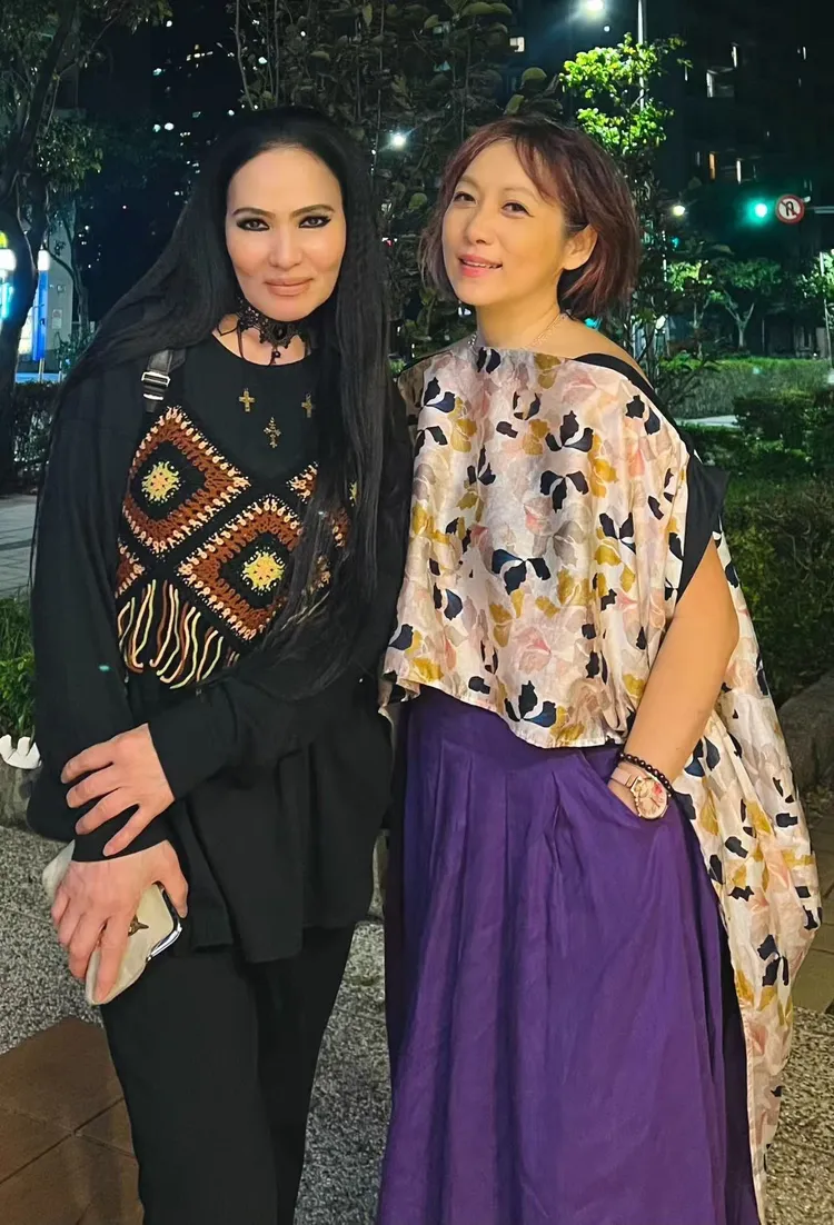 阮丹青（右）日前開唱，好友潘越雲到場欣賞。羅藝 x 阮丹青工作室提供