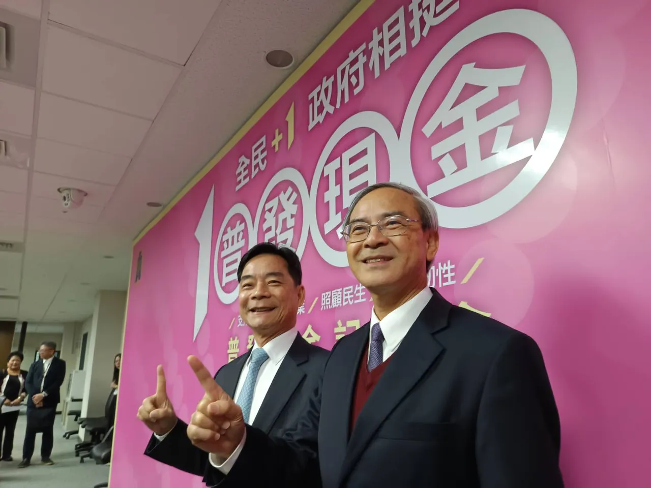 财政部今与交通部共同召开记者会，会后财政部次长阮清华（图右）受访。许丽珍摄