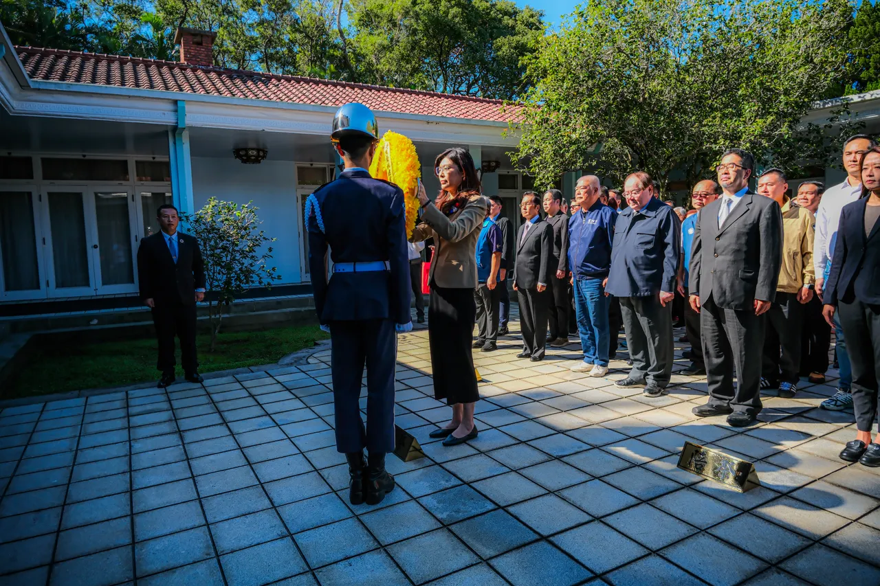 国民党主席郑丽文24日赴桃园头寮谒两蒋陵寝。国民党文传会提供