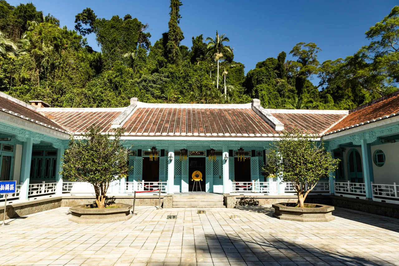 国民党主席郑丽文24日赴桃园大溪慈湖谒两蒋陵寝。国民党文传会提供