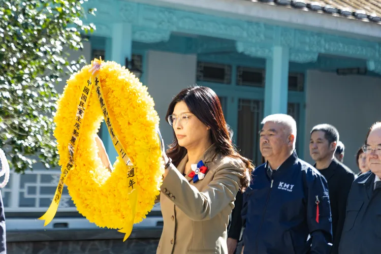 国民党主席郑丽文24日赴桃园大溪慈湖谒两蒋陵寝。国民党文传会提供