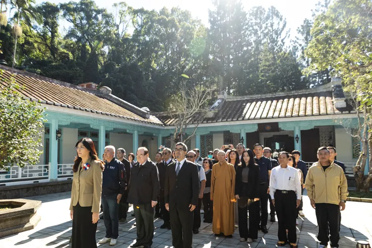 國民黨主席鄭麗文24日赴桃園大溪慈湖謁兩蔣陵寢。國民黨文傳會提供