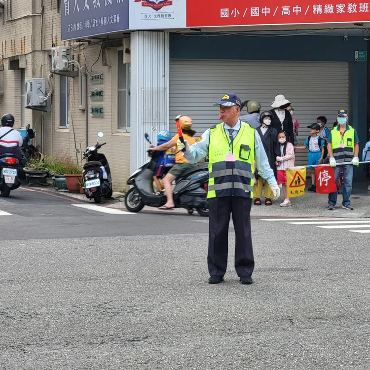 郭璭菘21年來都協助東區崇明國小的導護工作，從阿伯當到阿公。社會局提供