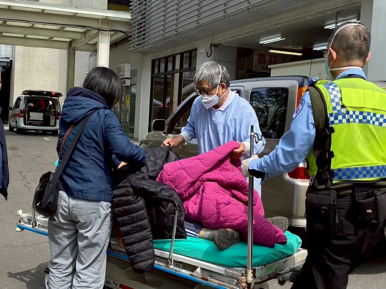 叶俊麟曾支援过0204震灾与COVID-19疫情急诊现场，还自费帮助案主，是医疗志工的精神支柱。社会局提供