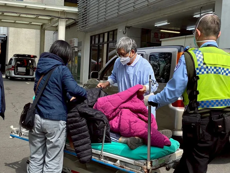 葉俊麟曾支援過0204震災與COVID-19疫情急診現場，還自費幫助案主，是醫療志工的精神支柱。社會局提供