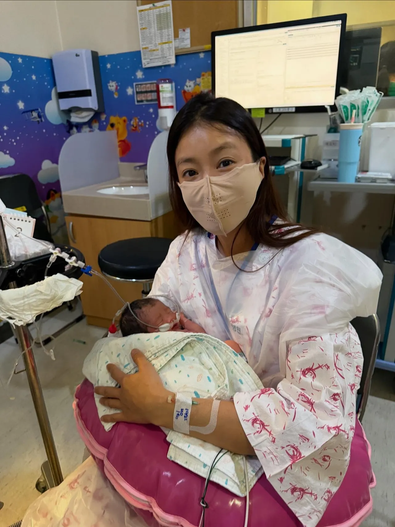 李施昤抱著刚出生的女儿，眼神满是母爱。翻摄李施昤IG