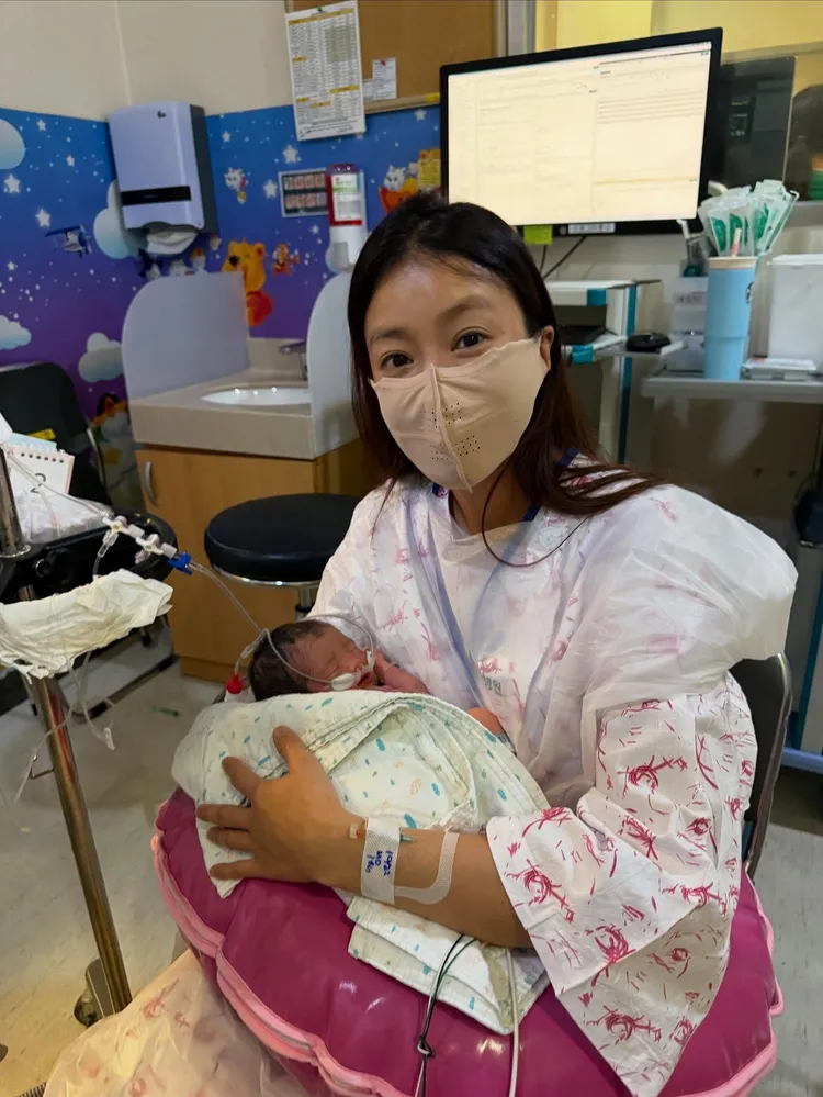 李施昤抱著剛出生的女兒，眼神滿是母愛。翻攝李施昤IG