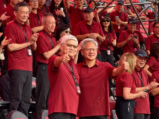 黃仁勳現身台積電運動會！與魏哲家比讚致意　是否「世紀同框」張忠謀引關注