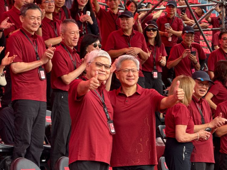 黃仁勳現身台積電運動會!與魏哲家比讚致意 是否「世紀同框」張忠謀引關注