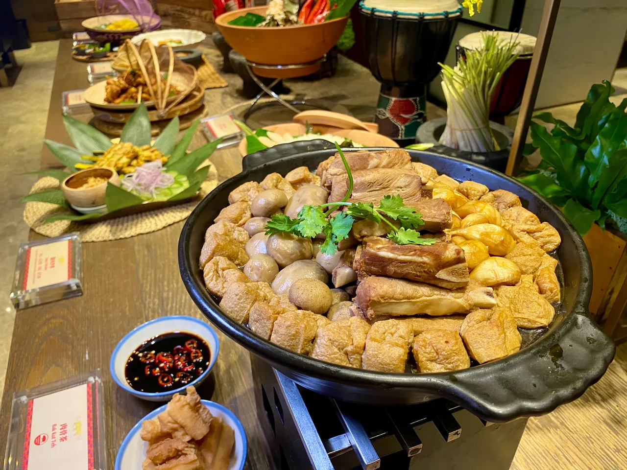 「經典肉骨茶」由當多種藥材入雞湯熬製3小時。莊偉祺攝