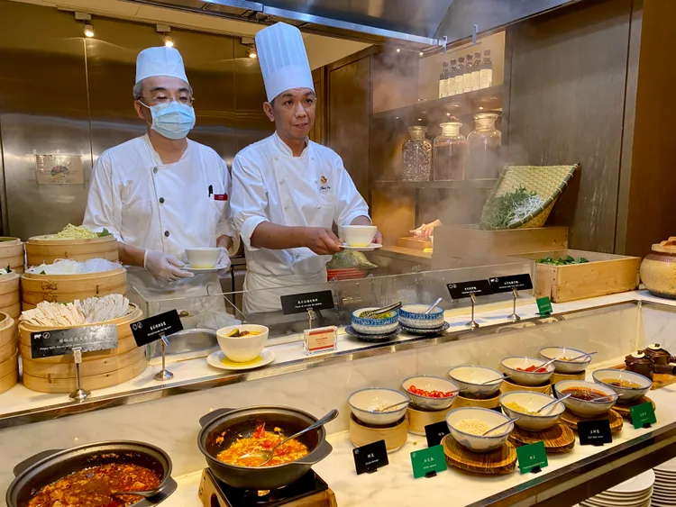 主廚推薦的現點現做「馬來西亞咖哩麵」。莊偉祺攝