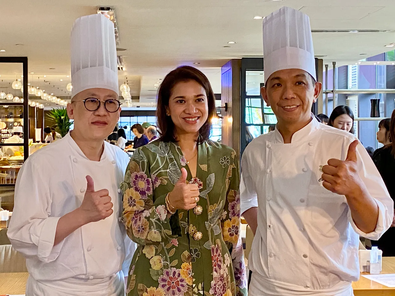 馬來西亞友誼及貿易中心首席代表艾思妮花（中）與主廚合照。莊偉祺攝