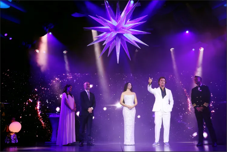 好莱坞巨星马修·麦康纳（Matthew McConaughey）与卡蜜拉·艾尔维斯（Camila Alves McConaughey）夫妇为星辰公主号（Star Princess）举行命名典礼。业者提供