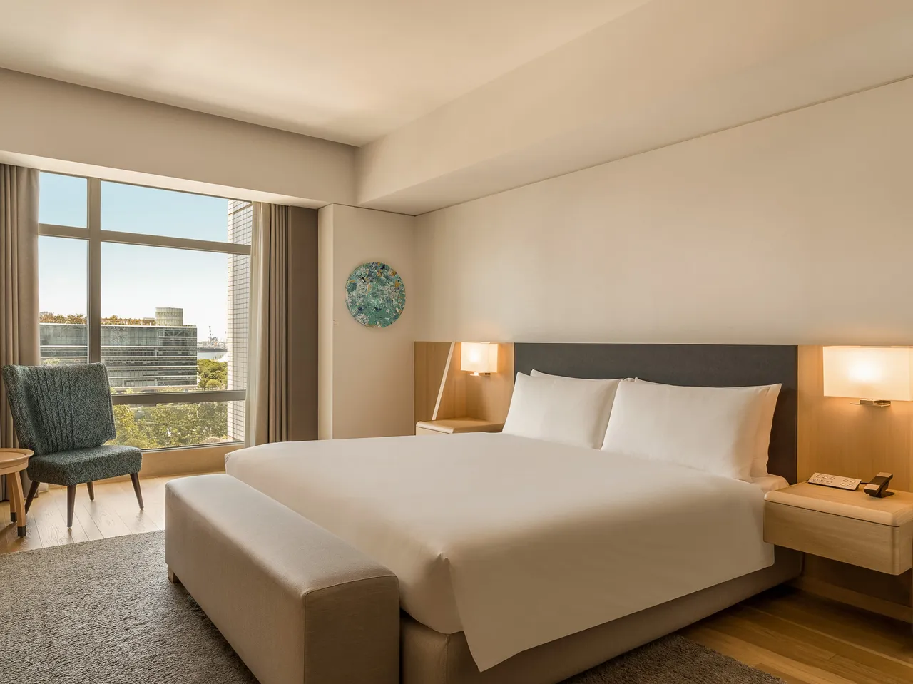 入住THE AMNIS然一酒店「Valmont顶级宠爱护肤住房专案」，赠送两客早餐，并享「60分钟冰川苏活脸部与身体疗程」ㄧ堂。业者提供