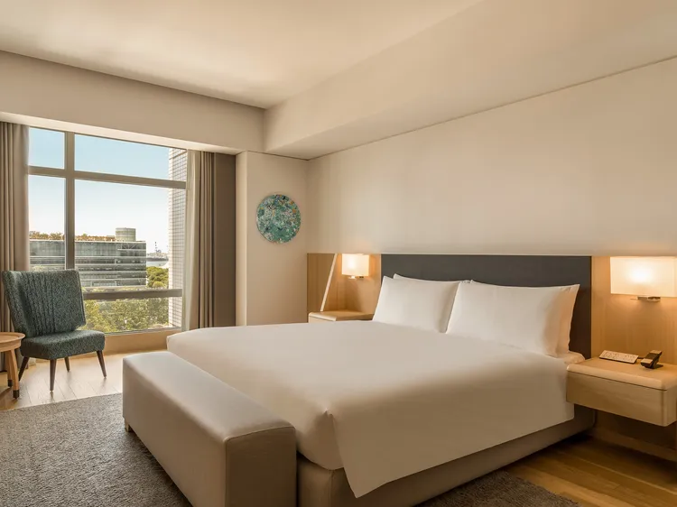 入住THE AMNIS然一酒店「Valmont頂級寵愛護膚住房專案」，贈送兩客早餐，並享「60分鐘冰川甦活臉部與身體療程」ㄧ堂。業者提供