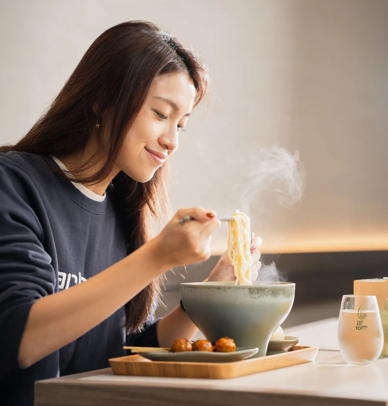 雞白湯拉麵品牌雞湯桑，致力於以輕奢日常打造質感系用餐體驗，冬季菜單全面升級。業者提供