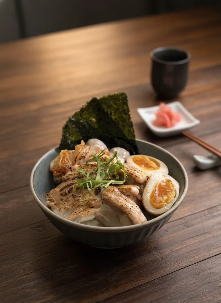 炙燒明太子雞肉飯以直火炙燒逼出雞腿肉的肉汁與焦香，口感鮮嫩多汁；佐上特調明太子醬，入口即化、鹹香濃郁，風味層次更加立體。業者提供