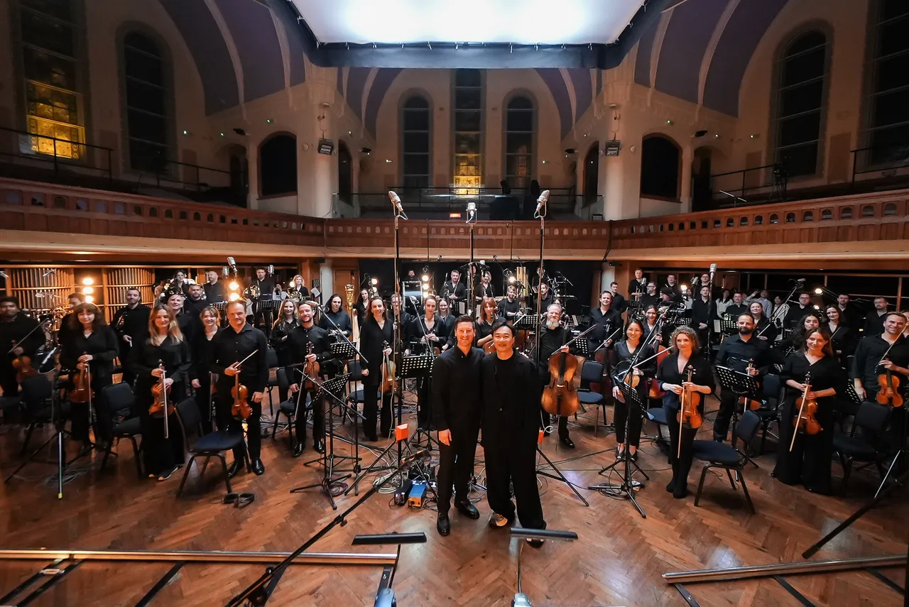 陈奕迅于AIR Studios与60位顶级乐手组成的The Heritage Orchestra管弦乐团合作。环球音乐提供