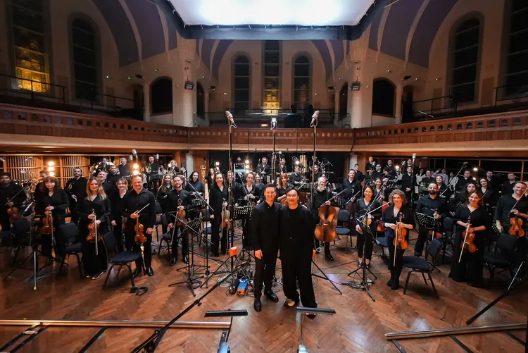 陳奕迅於AIR Studios與60位頂級樂手組成的The Heritage Orchestra管弦樂團合作。環球音樂提供