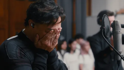 陈奕迅25年后重逢经典《K歌之王AIR》 录音室激动泪崩画面曝光
