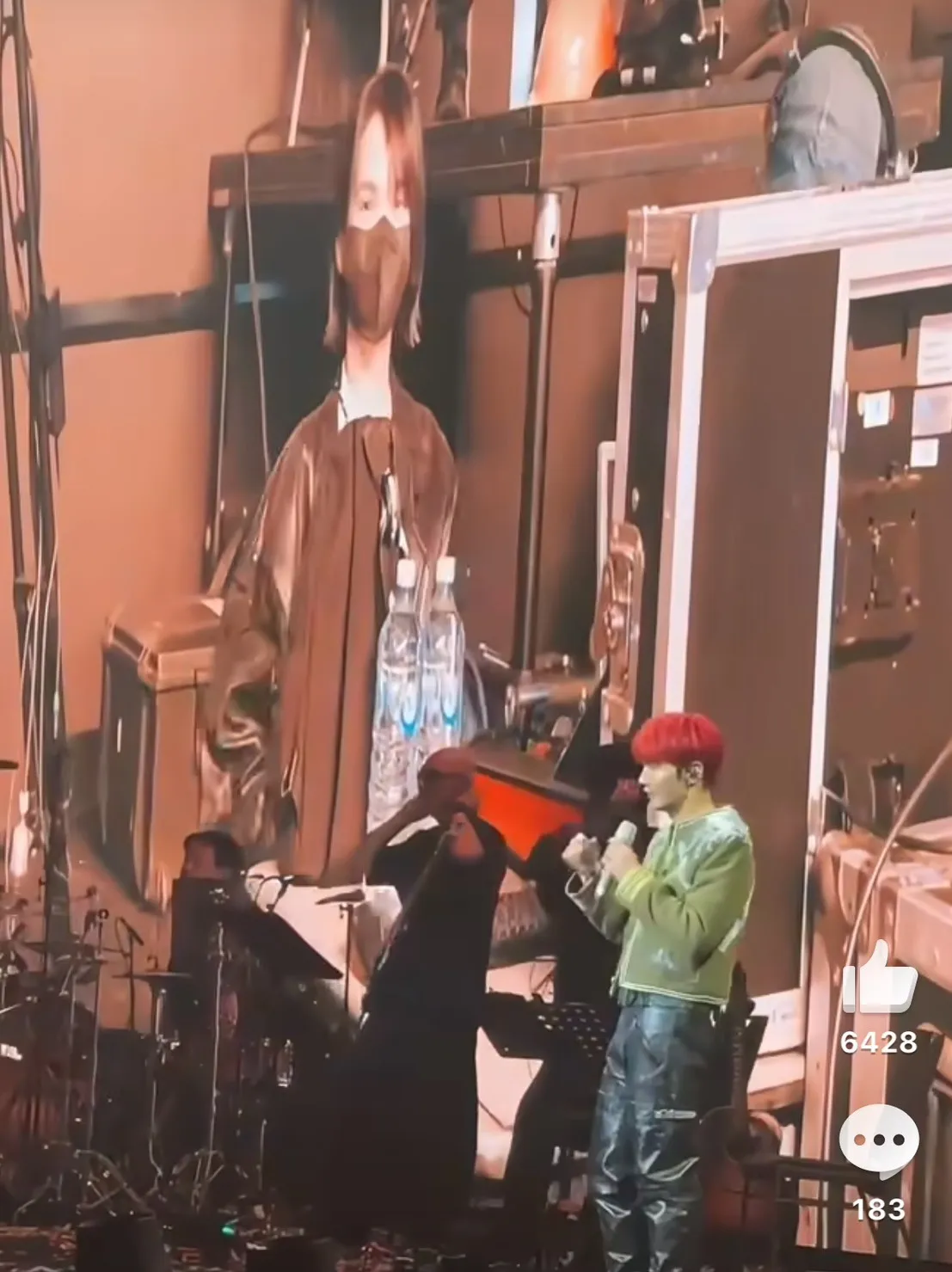 杨丞琳当老公李荣浩巡演的工作人员，默默支持老公。翻摄自微博