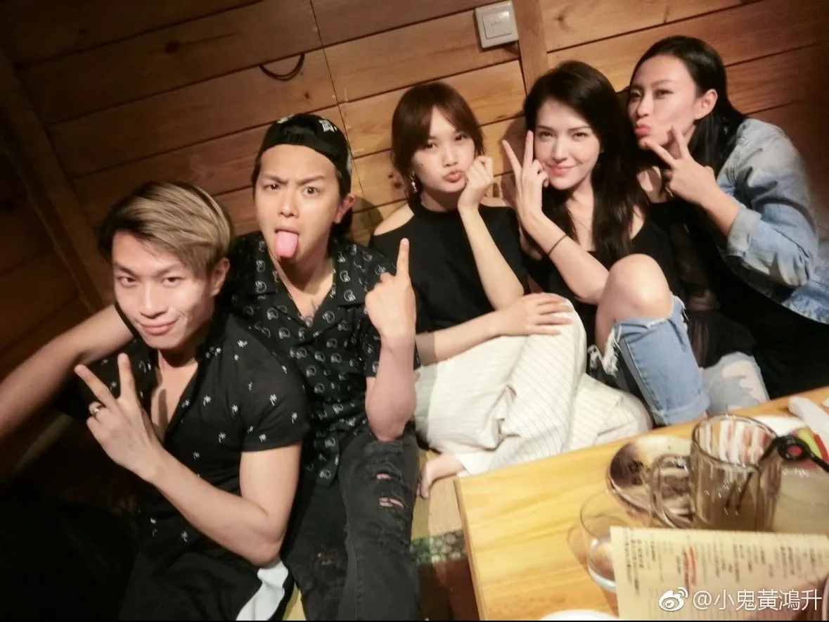 许玮宁（右二起）、杨丞琳、黄鸿升过去都是华岗五人帮好友。翻摄自黄鸿升微博