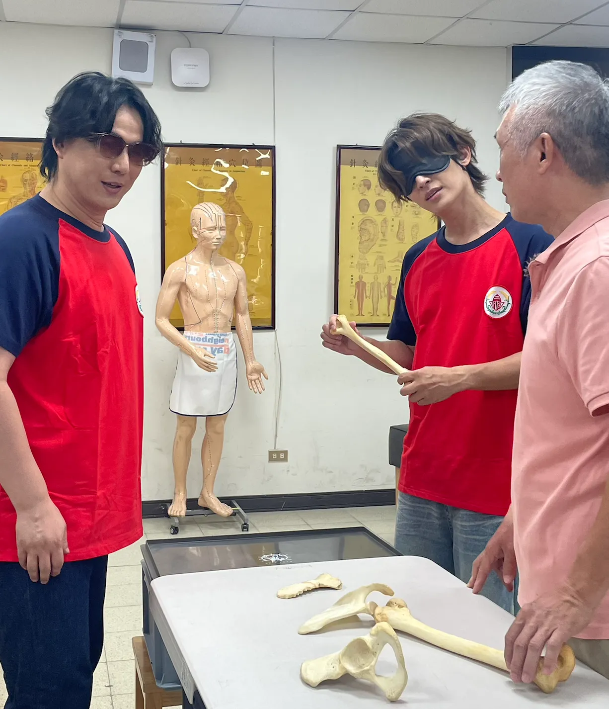 萧煌奇带炎亚纶拜访启明学校老师，体验视障课程实作，炎亚纶摸骨技能大爆发。大浪娱乐提供