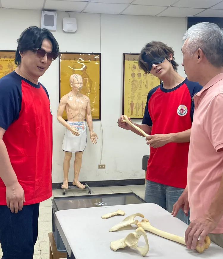 蕭煌奇帶炎亞綸拜訪啟明學校老師，體驗視障課程實作，炎亞綸摸骨技能大爆發。大浪娛樂提供
