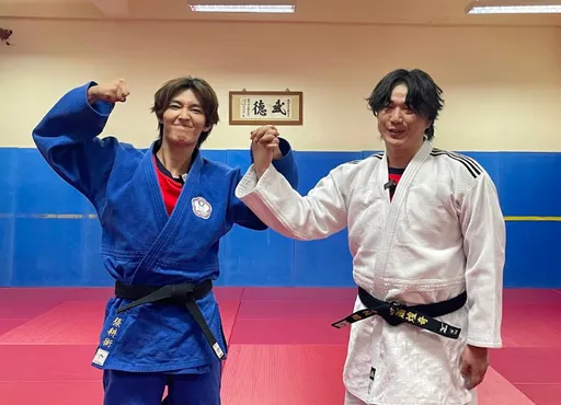 萧煌奇开跑车「载炎亚纶上学」　他成人体导航下车秒腿软