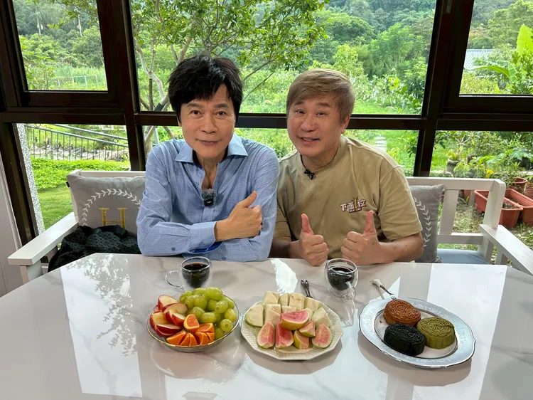 洪荣宏登胡瓜网路节目《下面一位》。下面一位ㄊㄧˊ ㄍ