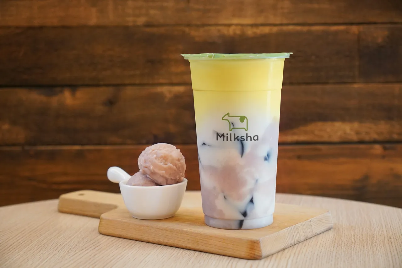 「香芋仙草綠茶拿鐵」創新結合綠茶與嫩仙草凍。 迷客夏提供