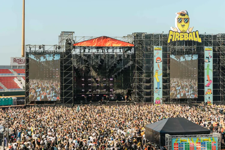 火球祭今年依舊人潮滿滿。夥球擊提供