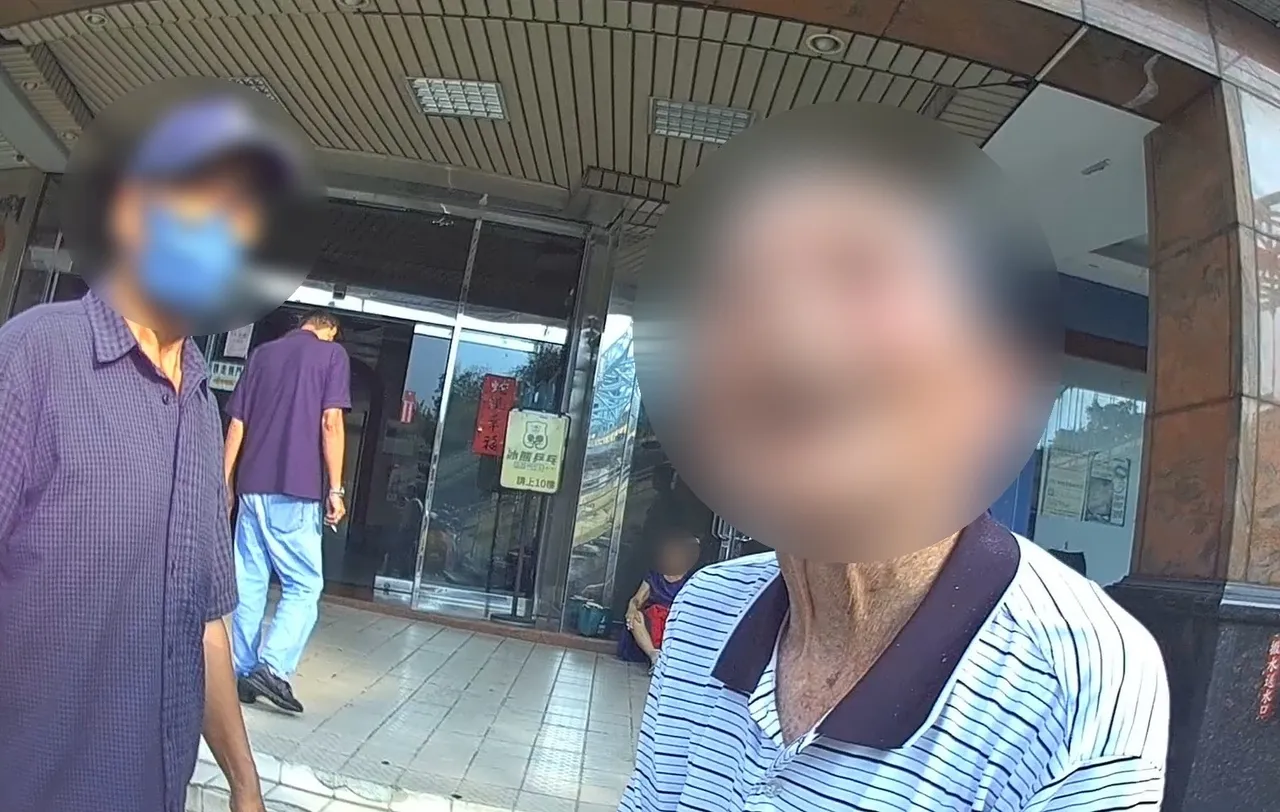 陈翁站在车水马龙的马路中央险象环生，路人见状将他带往路边暂歇并报警。翻摄画面