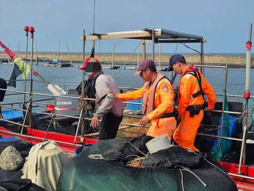 渔船被浪打翻渔民落海　云林海巡通报附近船只救起