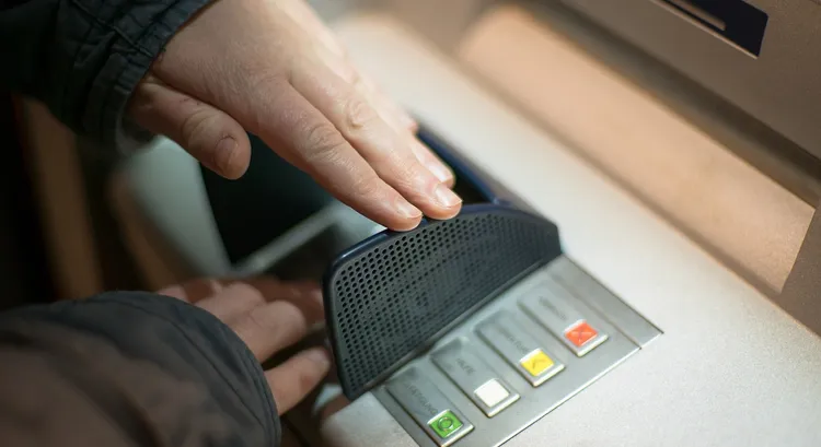 鄭婦獨力扶養6名孫女、曾孫，是中低收入戶，兒子、孫女又有身心障礙，但她卻加入詐騙集團當車手，沒得手就被警方逮捕，判刑10月。示意圖取自Pixabay