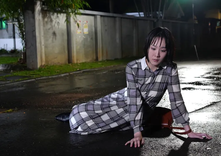 何宜珊劇中失戀淋雨戲差點走光。台視提供