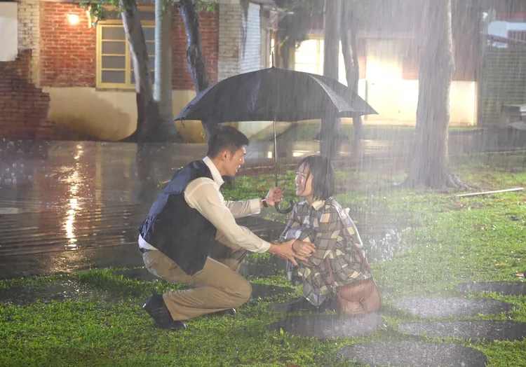 王盈凱(左)劇中終於向何宜珊求婚成功。台視提供