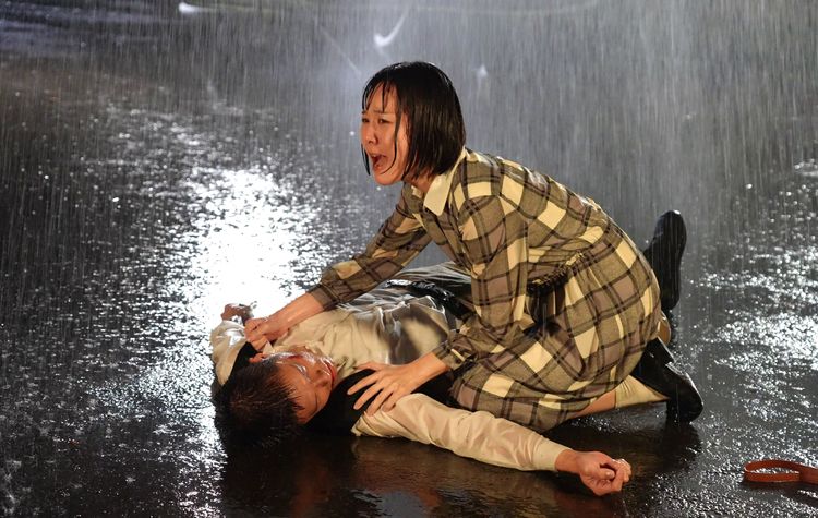 何宜珊暴雨中失戀倒地 裙子黏住險走光