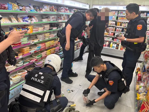 德国籍男子失业2年铤而走险　持刀抢劫2家便利商店得手万余元被逮