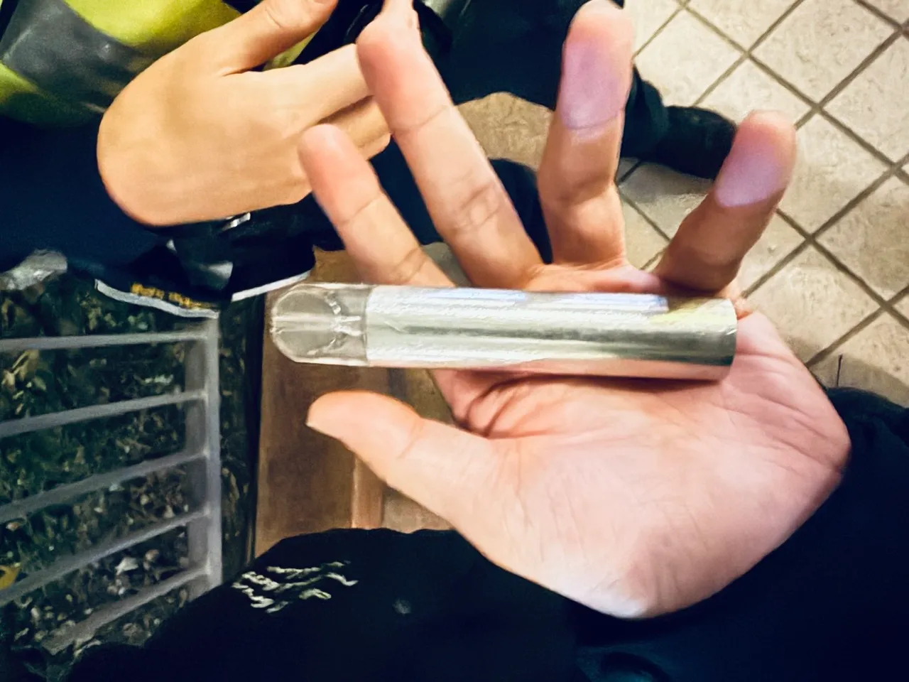 警方16日晚间查获1名未成年吸食含二级毒品依托咪酯烟弹。翻摄画面