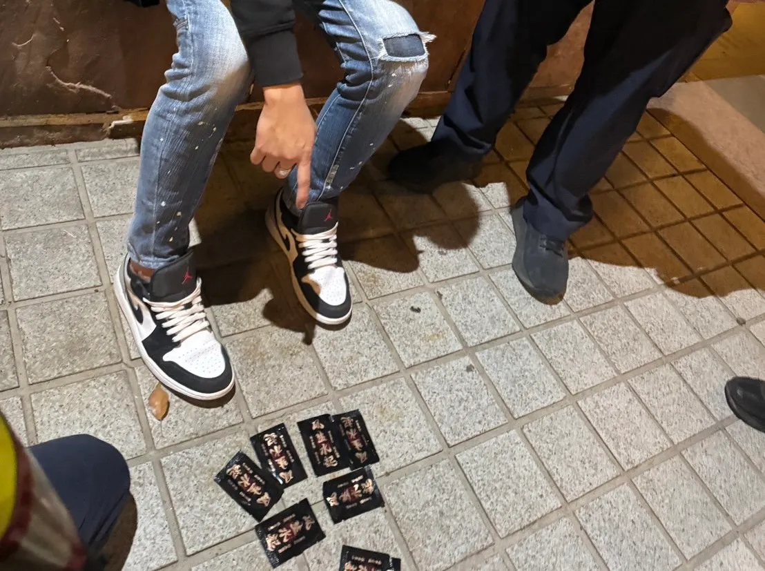 2名20岁男子在非吸烟区抽烟，其中一人身上被警搜出毒咖啡包。翻摄画面