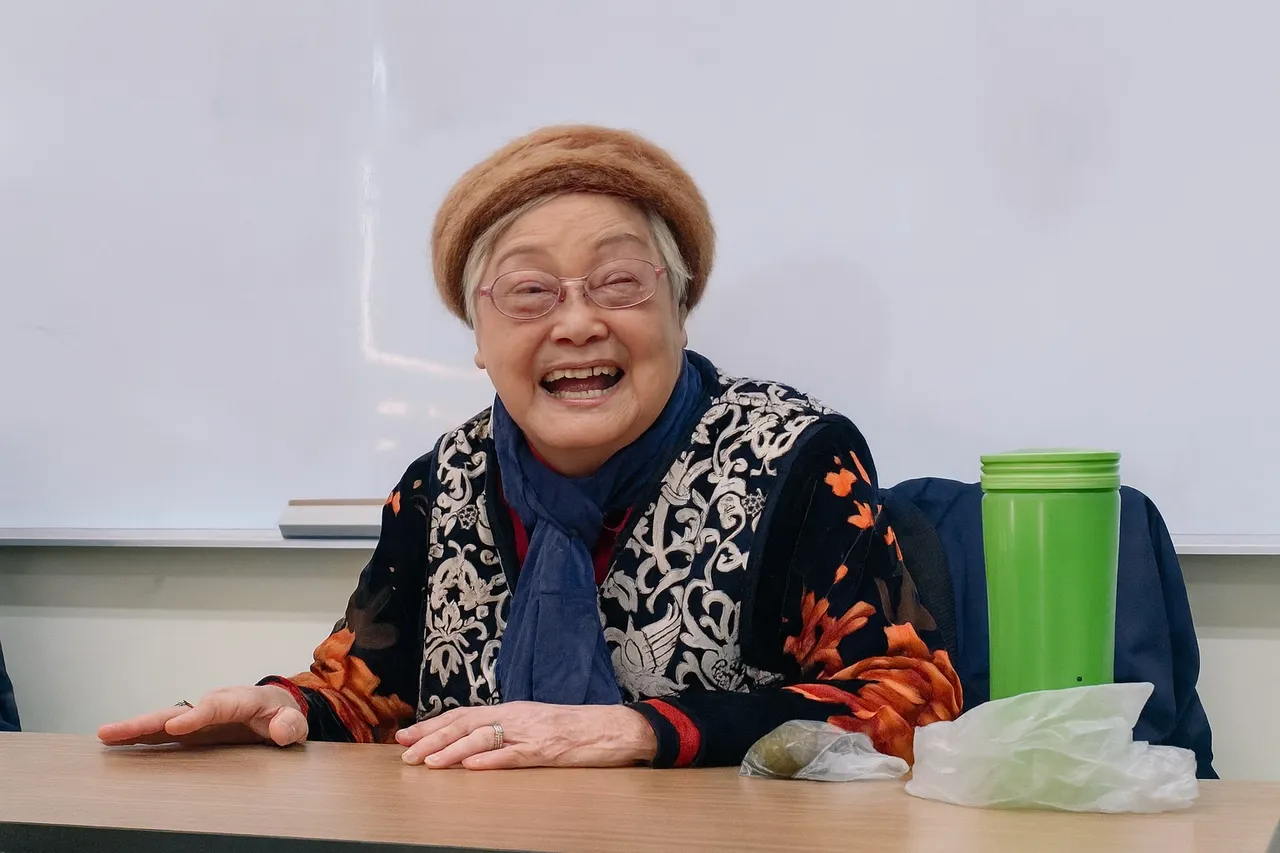 陳寶貴過往在課堂上指導彈唱，致力傳承台語唸歌藝術。文化部提供