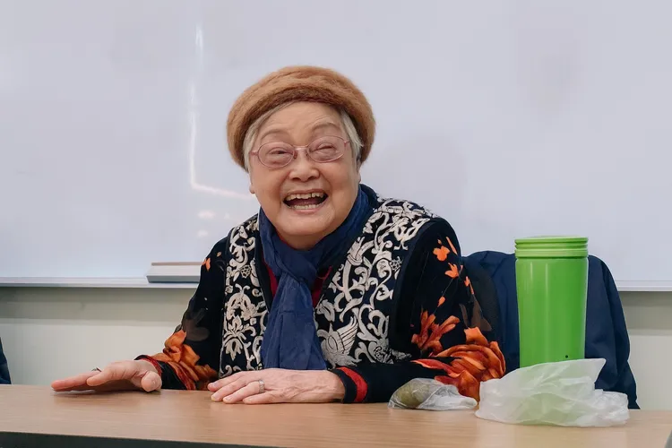 陳寶貴過往在課堂上指導彈唱，致力傳承台語唸歌藝術。文化部提供